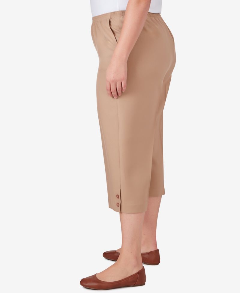 Plus Size Classic Button Hem Gathered Waistband Capri Pants