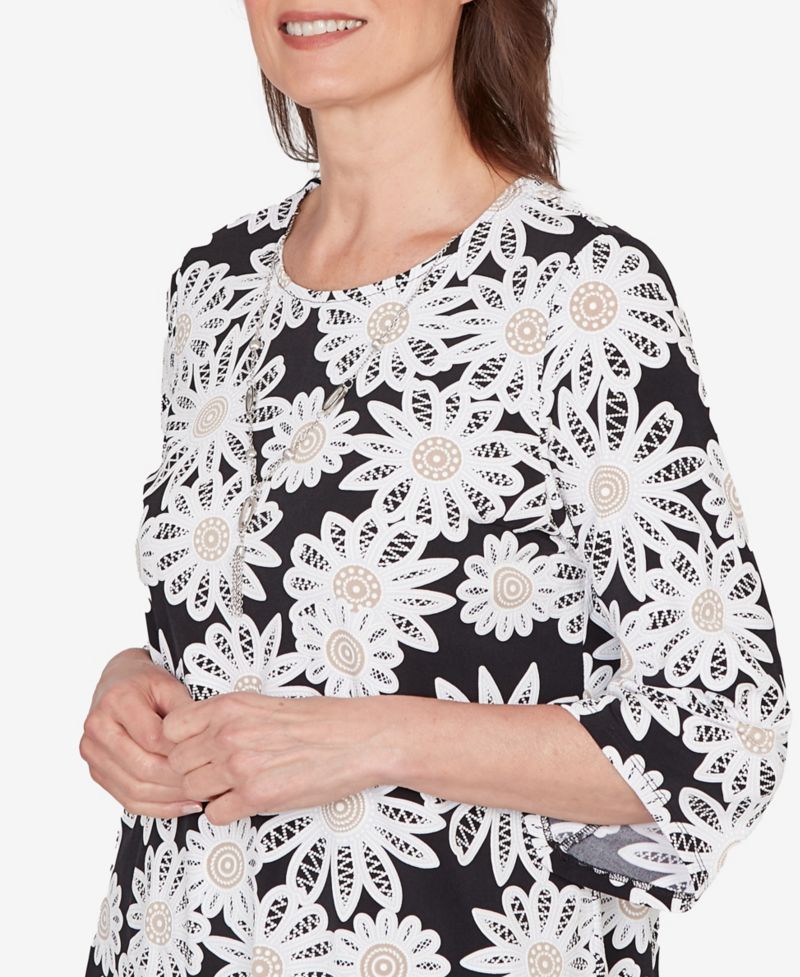 Petite Classic Daisy Pointed Hem Top with Necklace