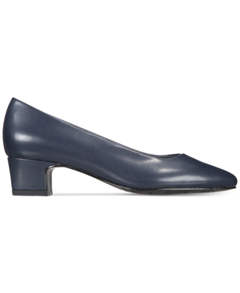Prim Kitten Heel Pumps