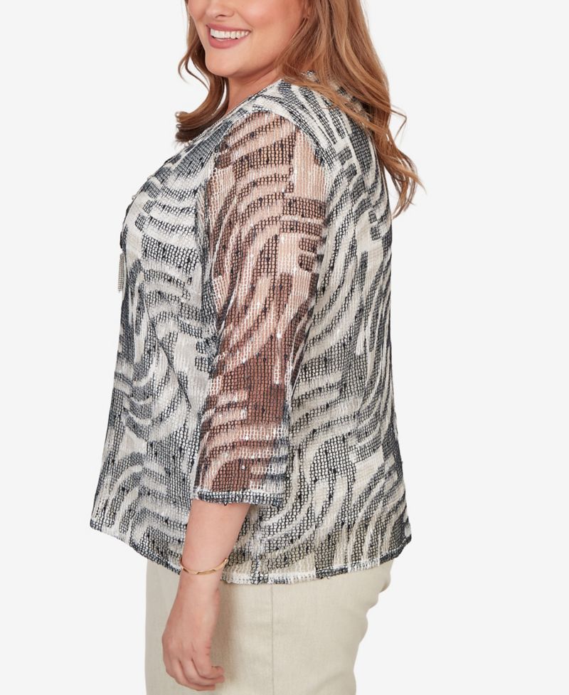 Plus Size Detail Driven Animal Popcorn Embellished Top with Necklace