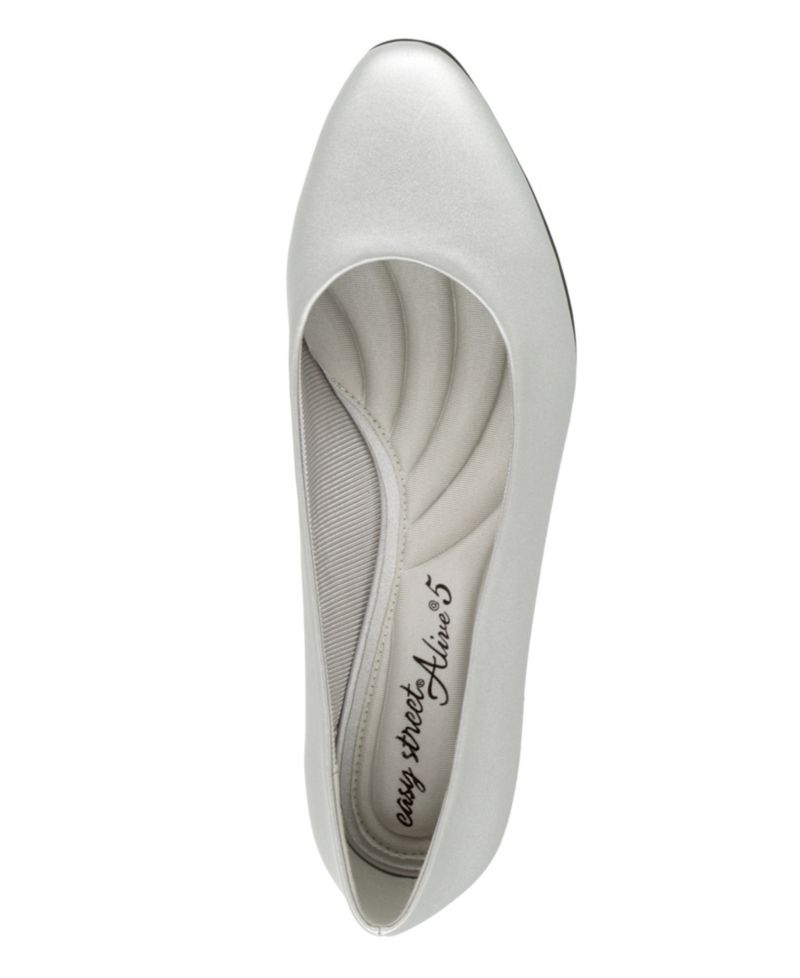 Women's Prim Kitten Heel Pumps