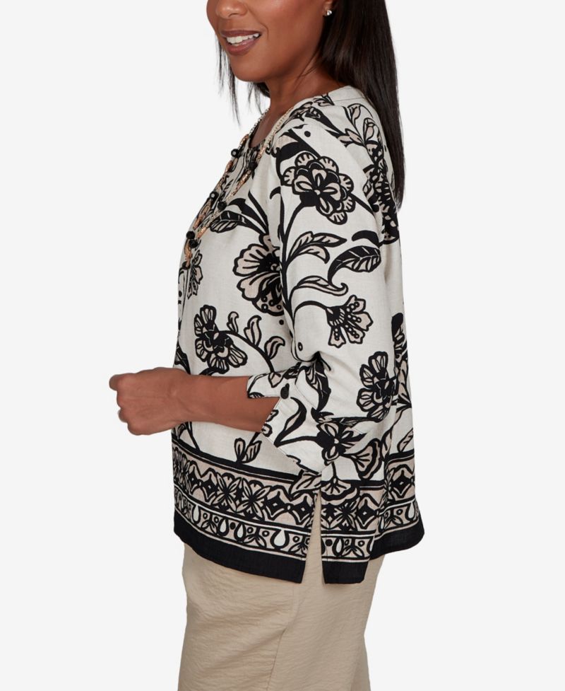 Women's Travel Advisory Scroll Border Top With Necklace