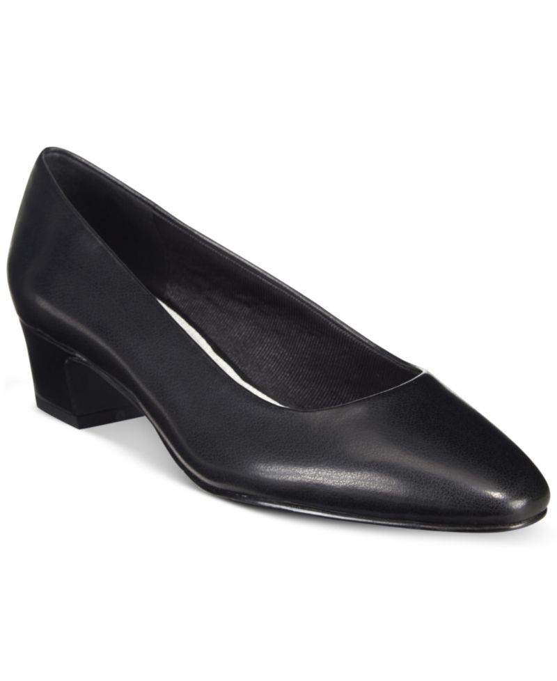Prim Kitten Heel Pumps