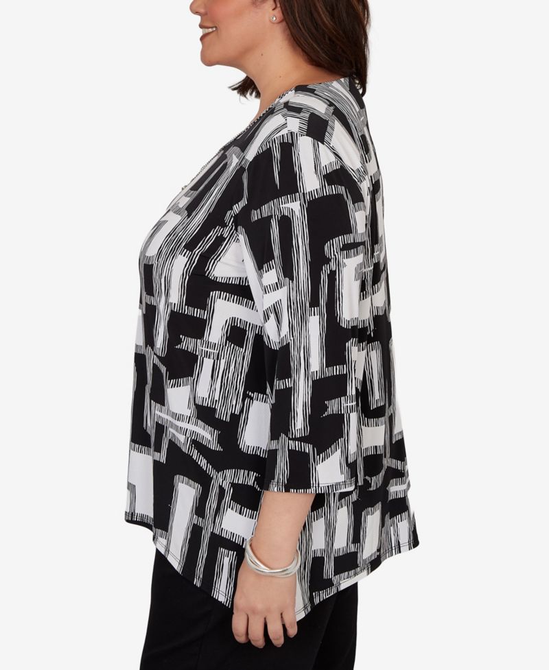 Plus Size Geo Boxes Puff Printed Top with Necklace