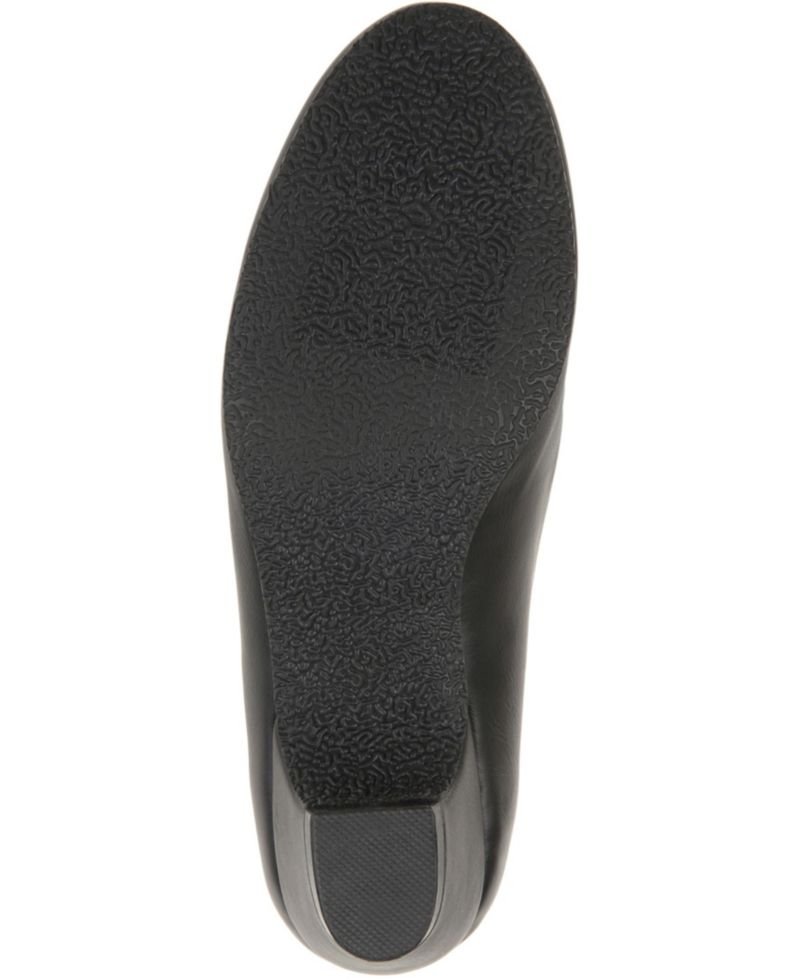 Women's Saar Round Toe Kitten Heel Pumps