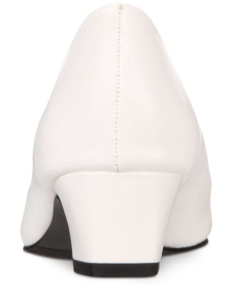 Prim Kitten Heel Pumps