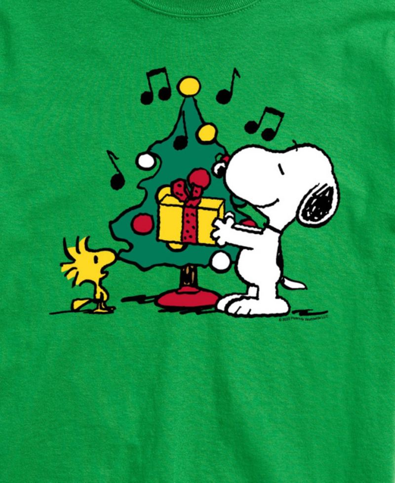 Men's Snoopy and Christmas Tree Present Graphic T-Shirt