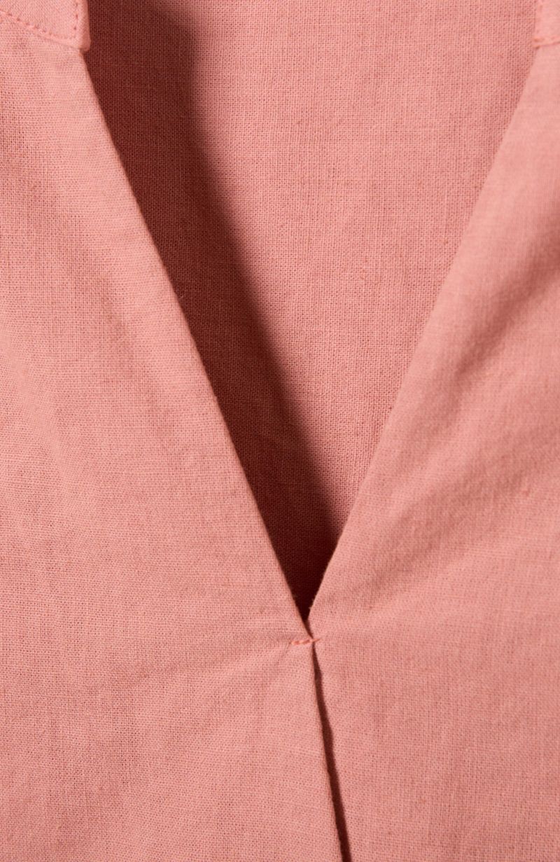 Women's Short Sleeve V-Neck Dipped Hem Blouse